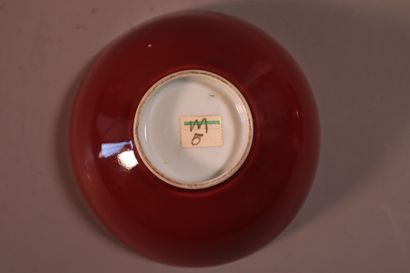 null CHINE, XIXe siècle	
Bol couvert en porcelaine émaillée rouge de cuivre. 
Diam....
