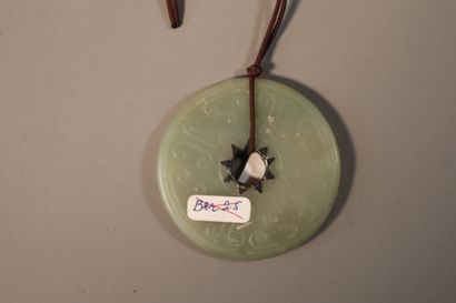 null CHINE, XXe siècle

Ensemble comprenant cinq pendentifs 
- l'un en jade (néphrite)...