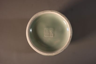 null CHINE, XXe siècle
Vase de forme meiping en porcelaine émaillée céladon moulée...