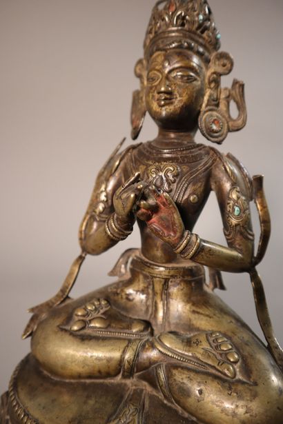 null TIBET, XVIe siècle	
Statuette de Vairocana en laiton
assis en padmasana sur...
