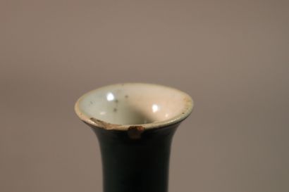 null CHINE, XVIIIe siècle	
Vase de forme bouteille en porcelaine émaillée verte
H.19,7...