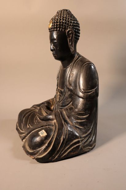 null VIETNAM, XIXe siècle	
Statuette de bouddha en bois laqué brun, assis en padmasana,...