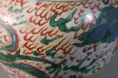 null CHINE, Période Transition, XVIIe siècle	
Jarre balustre et couverte en porcelaine...