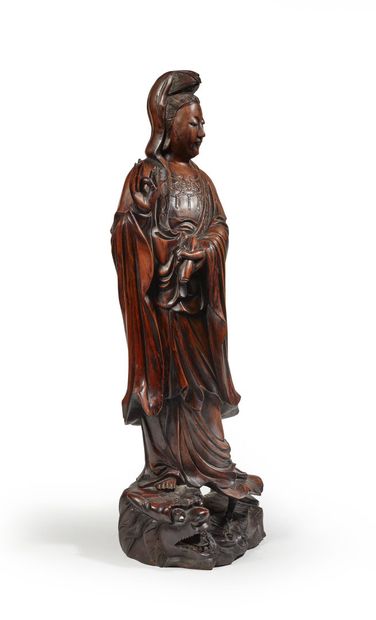 null CHINE, Vers 1900	
Grande statue de Guanyin debout en bois, ses robes flottant...