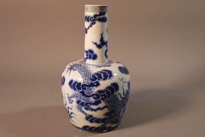 null CHINE POUR LE VIETNAM, XIXe siècle	
Vase de forme bouteille en porcelaine 
décorée...