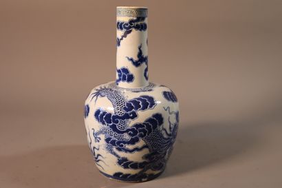 null CHINA FOR VIETNAM, 19th century
Bottle-shaped porcelain vase 
decorated in underglaze...