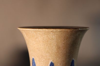null CHINE, Nankin, XIXe siècle	
Paire de vases en porcelaine décorée en bleu sous...