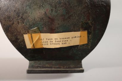null CHINE, Dynastie HAN (206 av. JC - 220 ap. JC)	
Vase de forme ""fanghu"" en bronze...