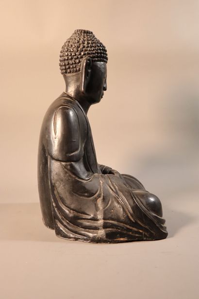 null VIETNAM, XIXe siècle	
Statuette de bouddha en bois laqué brun, assis en padmasana,...