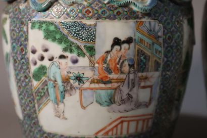 null CHINE, Canton, XIXe siècle	
Paire de vases balustres en porcelaine 
décorée...