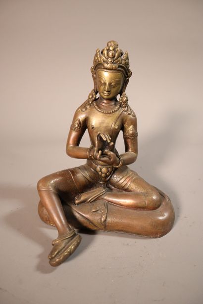 null TIBET, vers 1900	
Statuette de boddhisattva en laiton à traces de dorure 
assise...
