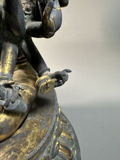 null TIBET, vers 1900	
Grande statue de Manjusri à seize bras en bronze partiellement...