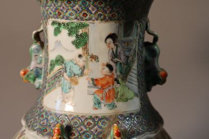 null CHINE, Canton, XIXe siècle	
Paire de vases balustres en porcelaine 
décorée...