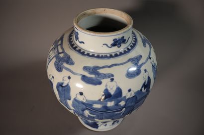 null CHINE, Epoque KANGXI (1662 - 1722)	
Potiche balustre en porcelaine décorée en...