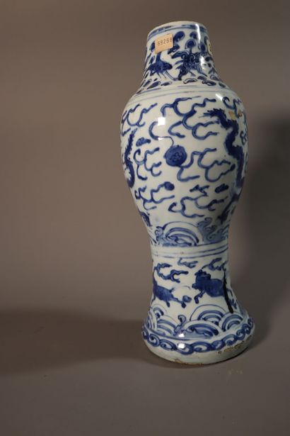 null CHINE, Epoque WANLI (1572 - 1620)	
Vase de forme balustre à col étroit en porcelaine...