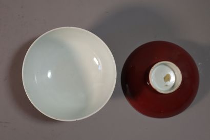 null CHINE, XIXe siècle	
Bol couvert en porcelaine émaillée rouge de cuivre. 
Diam....