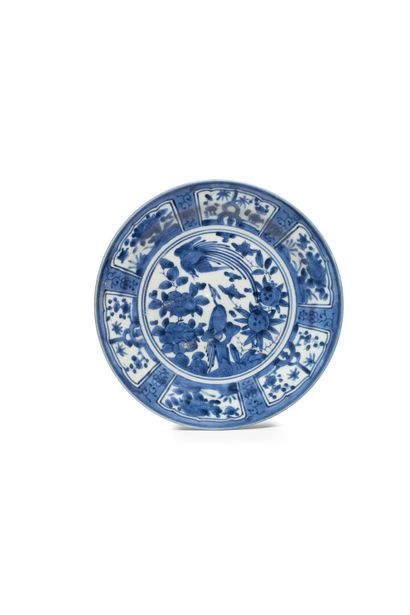 null JAPON, Fours d'Arita,XVIIe siècle	
Assiette en porcelaine 
décorée en bleu sous...