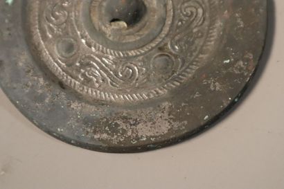 null CHINE, Dynastie HAN (206 av. JC - 220 ap. JC)	
Miroir en bronze à décor de dragons...