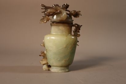 null CHINE, XIXème siècle
Vase couvert en néphrite céladon et brun, 
à décor ajouré...