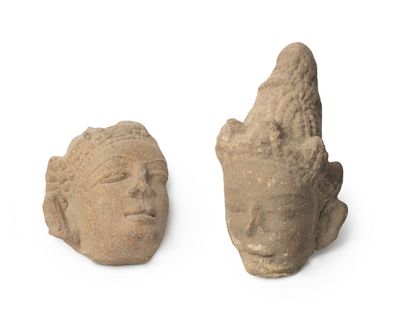 null VIETNAM, période CHAMPA, Xe/XIVe siècle	
Deux têtes de divinités en grès gris
les...