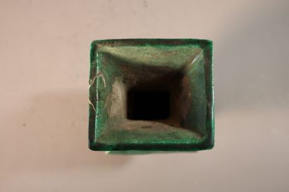 null CHINE, Dynastie MING (1368 - 1644)	
Vase de forme "fanghu" en grès émaillé vert....