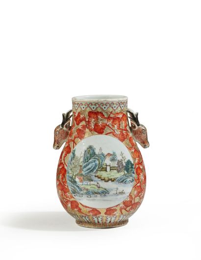 null CHINE, Epoque de la République - MINGUO (1912 - 1949)	
Vase à panse basse en...