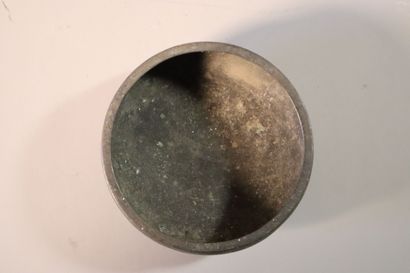 null CHINE, XIXe siècle	
Brûle-parfum tripode en bronze à traces de laque or. 
Au...