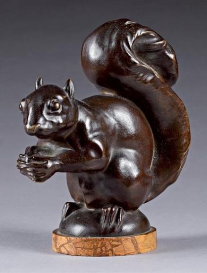 Alexandre KELETY (Actif de 1918-1940) «Ecureuil à la noisette» Epreuve en bronze...