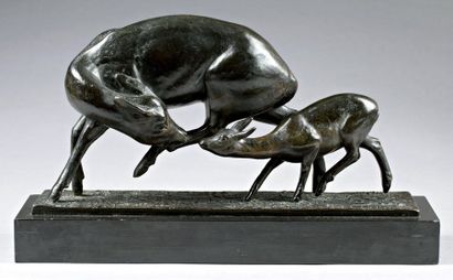 Maurice Gaston Elie PROST (1894-1967) «Biche et son faon» Epreuve en bronze à patine...