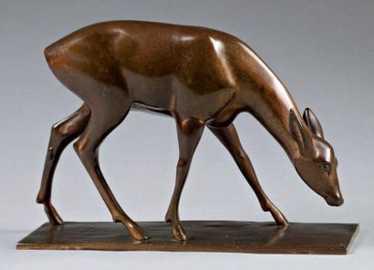 Fritz Von GRAEVENITZ (1892-1959) «Biche» Belle épreuve en bronze à patine brun mordoré...