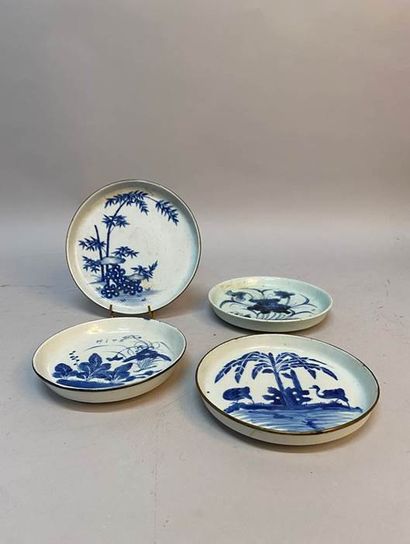 null VIETNAM - XIXe siècle
Quatre coupelles en porcelaine à décor en bleu sous couverte...