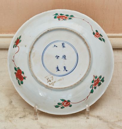 null Assiette en porcelaine de la Famille Verte
Chine, époque Kangxi 
à décor de...