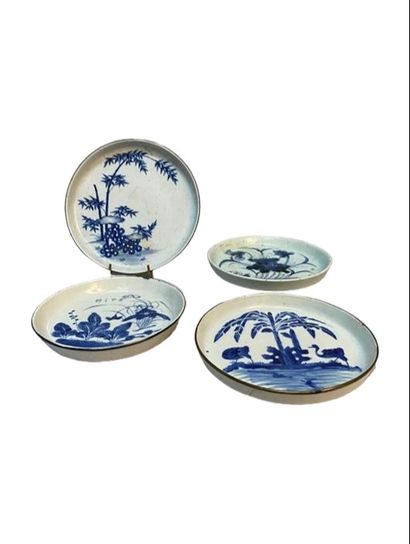 null VIETNAM - XIXe siècle
Quatre coupelles en porcelaine à décor en bleu sous couverte...