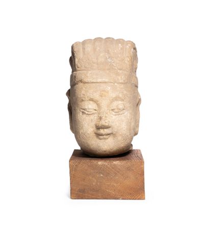 null CHINE, Dynastie MING (1368 - 1644)	
Tête d'immortel taoïste en calcaire, souriant...