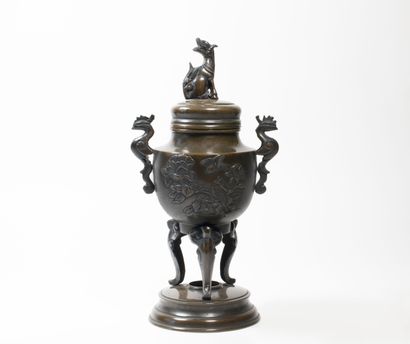 null JAPON - Epoque MEIJI (1868 - 1912)
Brûle-parfum tripode en bronze à patine brune...