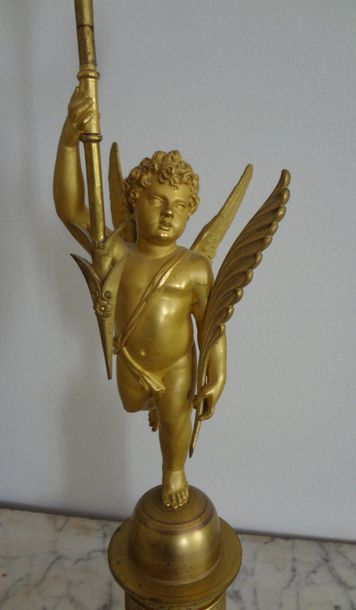 null Paire de flambeaux en bronze doré à deux lumières à décor d'angelots, style...