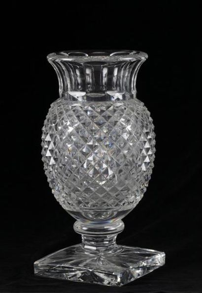 null Vase piedouche en cristal taillé, moderne, H 42 cm