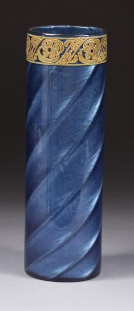 Dans le goût de Loetz Vase cylindrique à cote torses en verre bleu iridescent décoré...