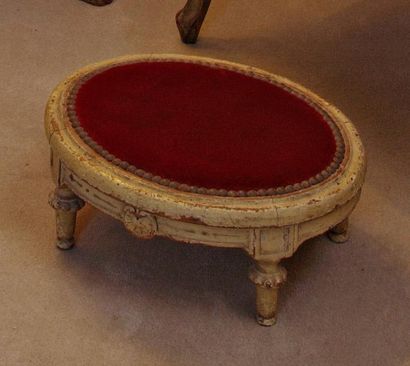 null Repose pieds en bois laqué gris, ovale, style Louis XV, recouvert de velours...