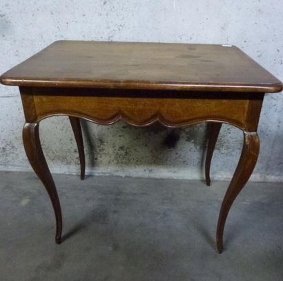 null Petite table en bois naturel mouluré, un teinture en ceinture chantournée, quatre...