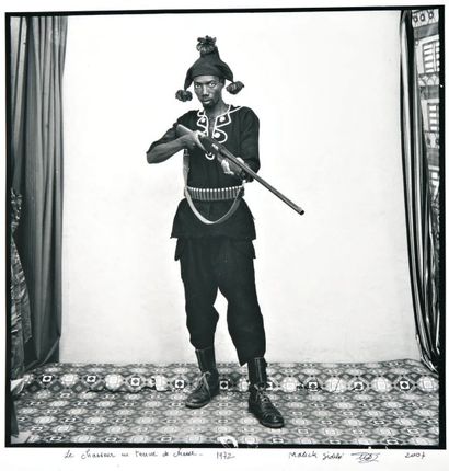 Malick SIDIBE Le chasseur en tenue de chasse, 1972 (p. 4) 50 x 60 cm