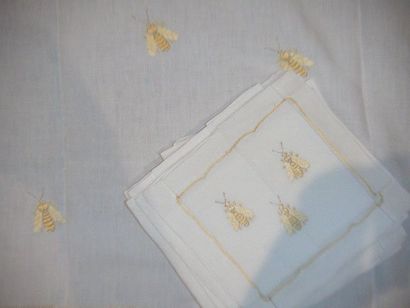 null Nappe et ses douze serviettes, lin brodé en fil jaune et or d'un semis d'abeilles...