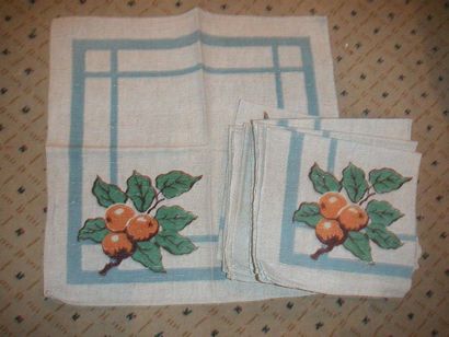null Douze serviettes en lin, circa 1920, décor imprimé Art Déco d'abricots, bordure...