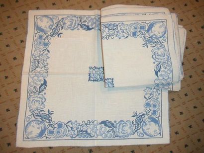 null Douze serviettes en lin, circa 1920, décor imprimé Art Déco bleu, de guirlande...