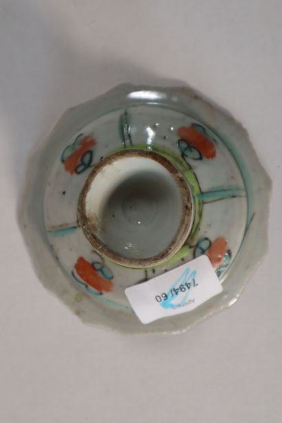 null CHINE, Bencharong, pour la Thaïlande, XIXe siècle
Coupe sur piédouche en porcelaine...