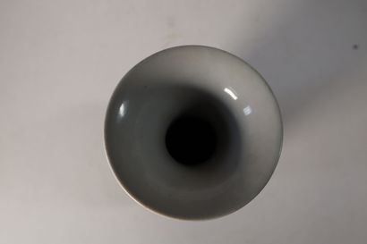 null JAPON
Epoque MEIJI (1868 - 1912)
Vase en porcelaine recouvert d'émaux cloisonnés.
H....