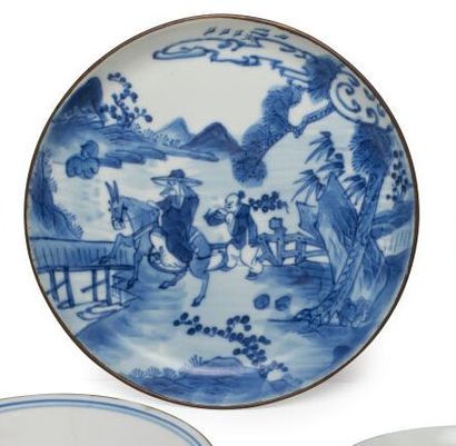 null VIETNAM 
Assiette en porcelaine bleu blanc à décor de scène animée de cavalier...
