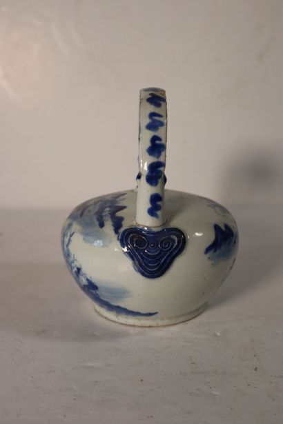 null VIETNAM
XIXe siècle
Pot à chaux en porcelaine décorée en bleu sous couverte...