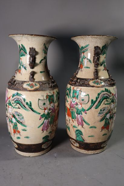 null CHINE, Nankin
XIXe siècle
Paire de vases en porcelaine émaillée polychrome à...