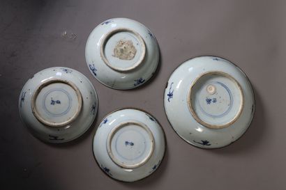 null Chine du sud - Vietnam
3 petites coupes en porcelaine bleu blanc à décor de...